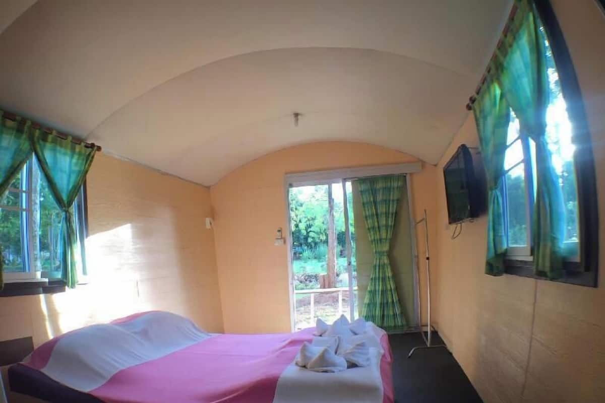 Individually decorated, desk, free WiFi, bed sheets
