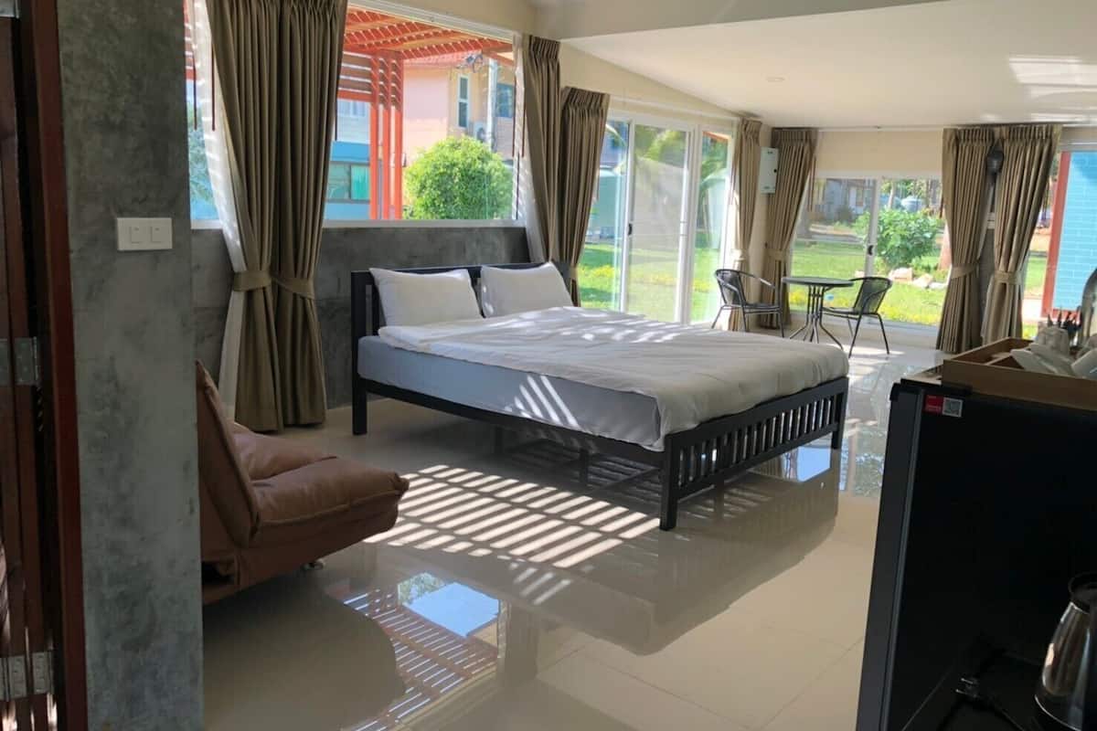 Individually decorated, desk, free WiFi, bed sheets