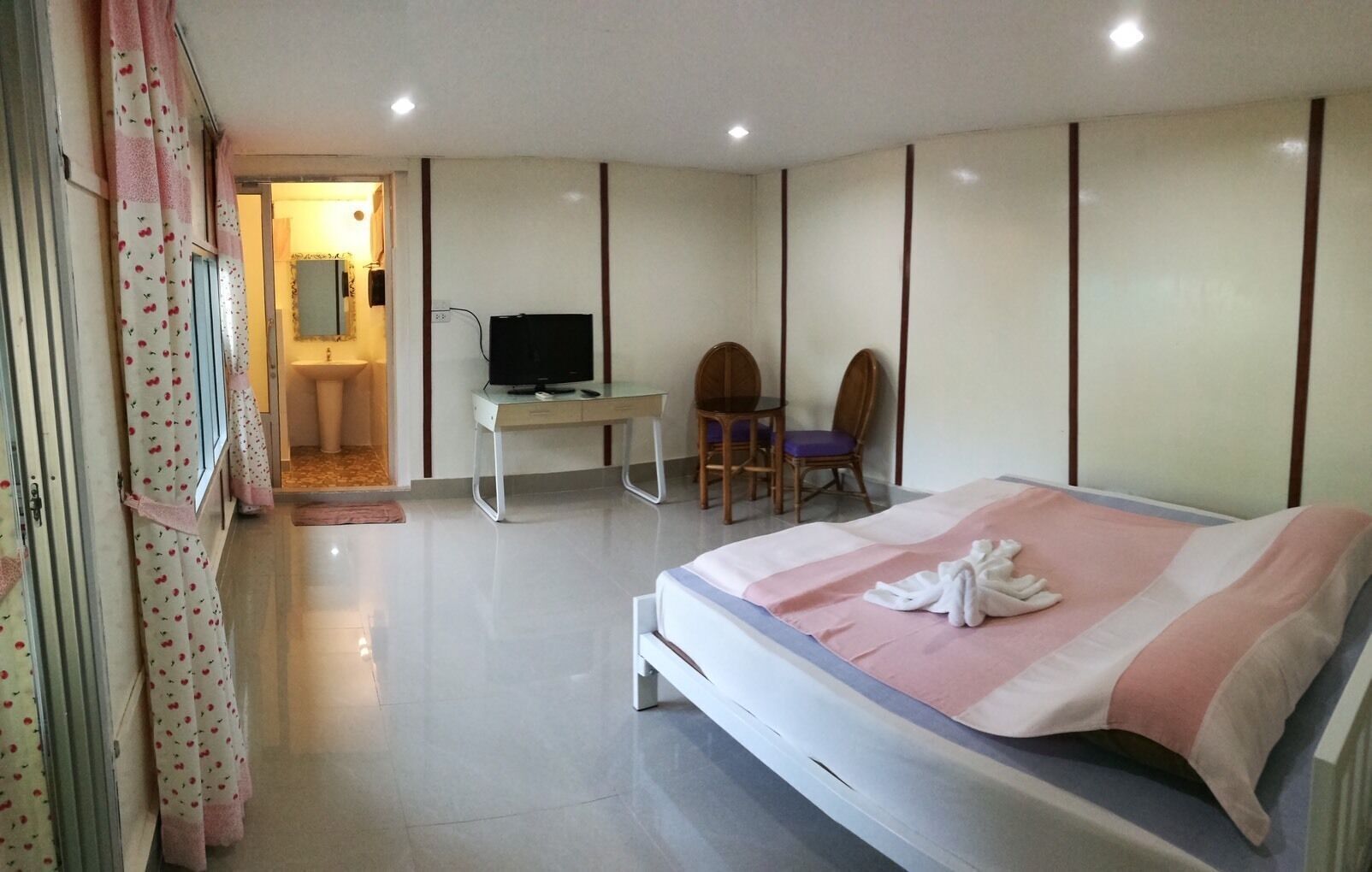 Individually decorated, desk, free WiFi, bed sheets