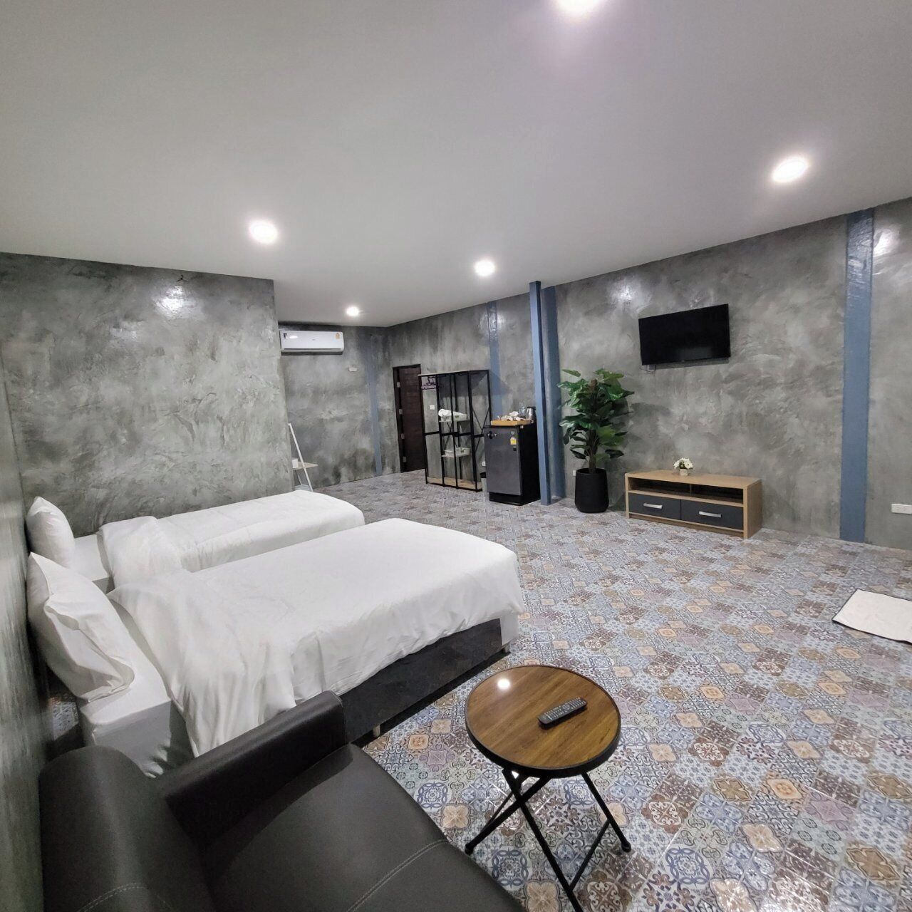 Escritorio, wifi gratis, decoración personalizada y ropa de cama 