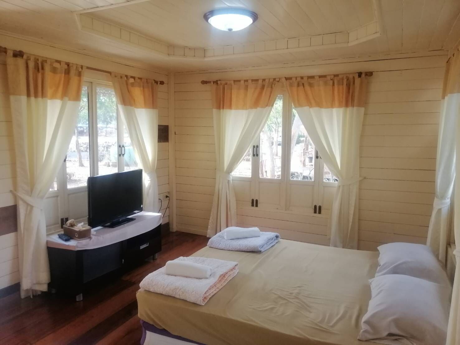 Individually decorated, desk, free WiFi, bed sheets
