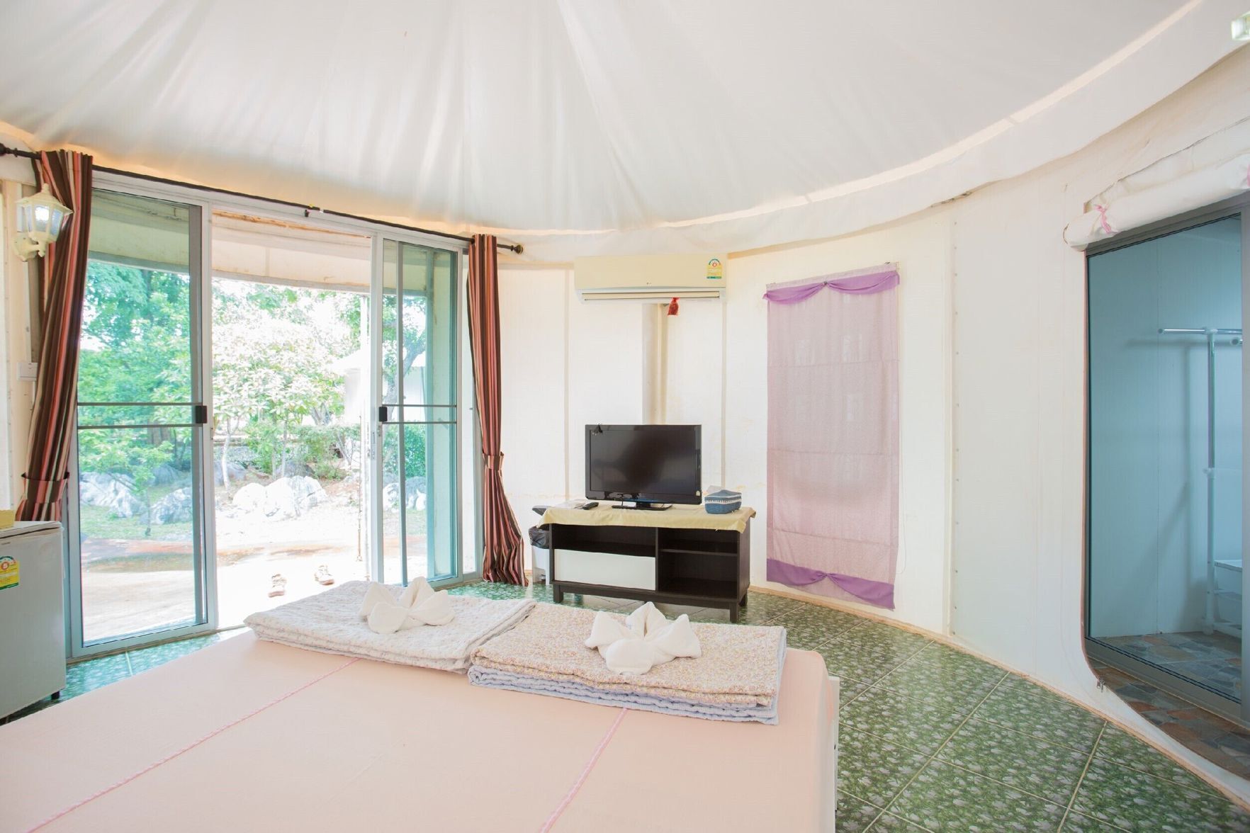 Individually decorated, desk, free WiFi, bed sheets