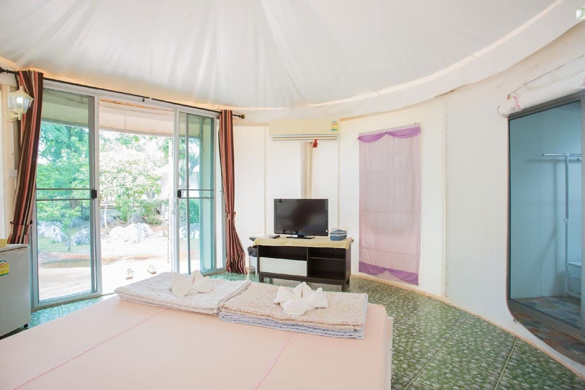 Individually decorated, desk, free WiFi, bed sheets