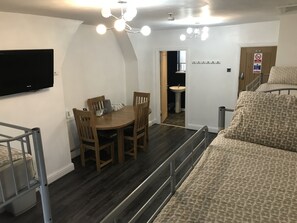標準客房, 多張床 | 起居區 | 平面電視