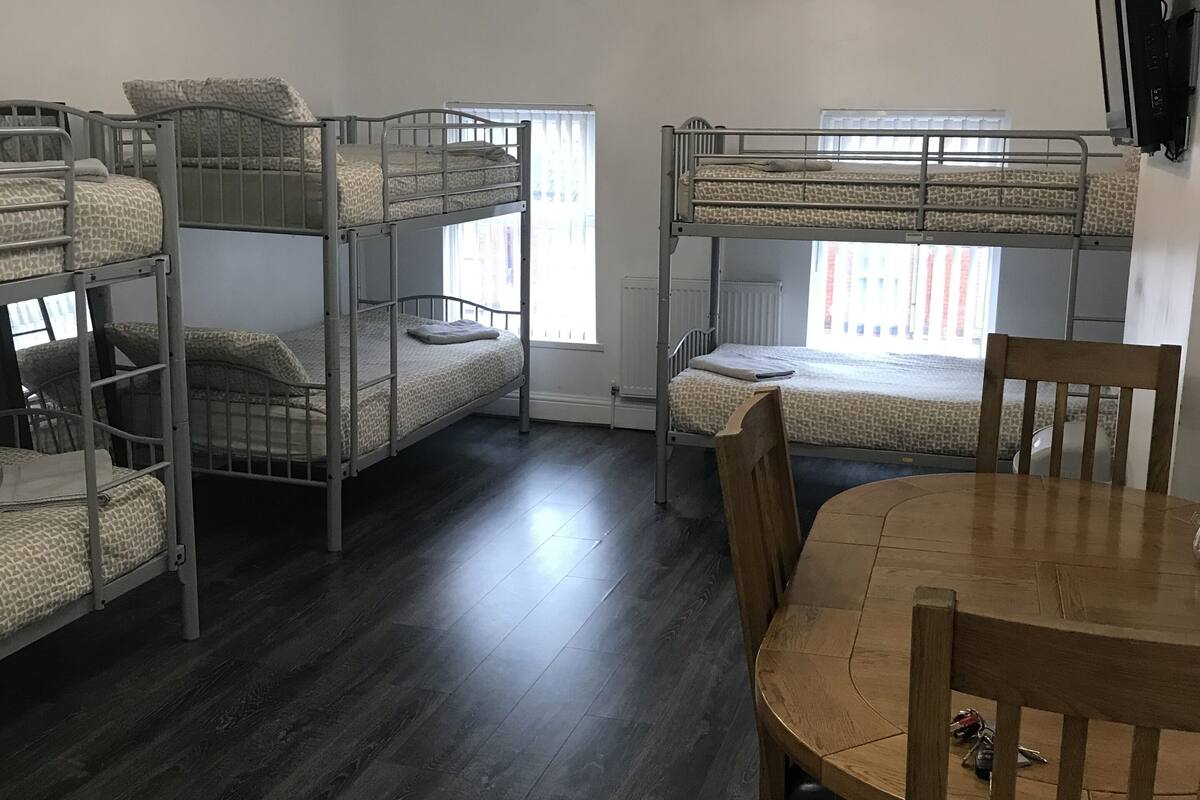 Standard Room, Multiple Beds | Living area | Flat-screen TV