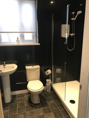 標準客房, 多張床 | 浴室 | 淋浴設備、免費盥洗用品、吹風機、毛巾