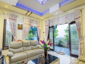 Lobby sitting area - Pham Family B&B (Da Nang)