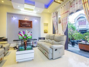 Lobby sitting area - Pham Family B&B (Da Nang)