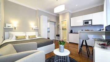 Rizzo Studio | Living area | 80-cm flat-screen TV with cable channels, TV, Netflix