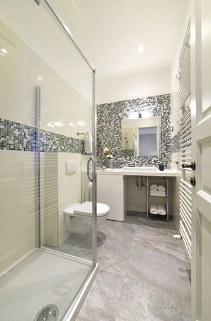 Rococo Apartment | Bathroom | Shower, free toiletries, hair dryer, towels