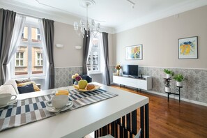 Royal Apartment | Area soggiorno | TV a schermo piatto 80 cm con canali via cavo, TV, Netflix