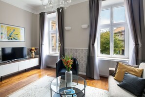 Habitació | Sala d'estar | Televisor de pantalla plana de 80 cm amb canals per cable i televisor 