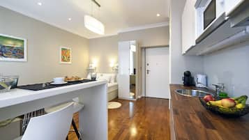 Rizzo Studio | Private kitchen | Fridge, microwave, stovetop, dishwasher
