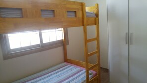 A bunk bed with a ladder, a window, and a wardrobe in a room. - Masan - Guest House Rhizome - Hostel (Changwon)