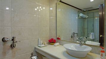 Shower, free toiletries, towels
