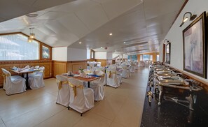 S'hi serveixen esmorzars, dinars i sopars 