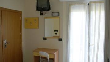 Meja kerja dan Wi-Fi gratis