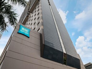 A tall building with a sign for 'ibis budget' hotel. - ibis budget Santos Gonzaga (Santos)