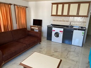 1 habitación, caja de seguridad en la habitación y escritorio 