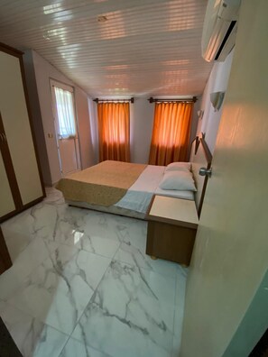 Appartement, 1 slaapkamer | 1 slaapkamer, een kluis op de kamer, een bureau, gratis babybedden