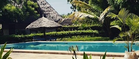 Piscine extérieure, parasols de plage, chaises longues