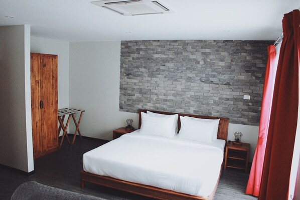 In-room safe, desk, soundproofing, free WiFi