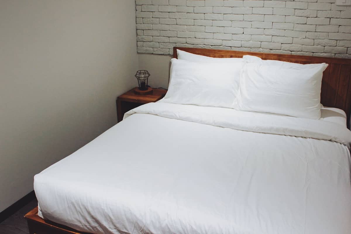 Standard-Doppelzimmer, 1 Queen-Bett, eigenes Bad | Zimmersafe, Schreibtisch, schallisolierte Zimmer, kostenloses WLAN