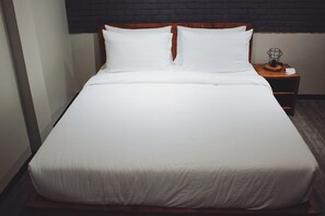 In-room safe, desk, soundproofing, free WiFi - Henry S Hotel Gastro Pub (Bangkok)