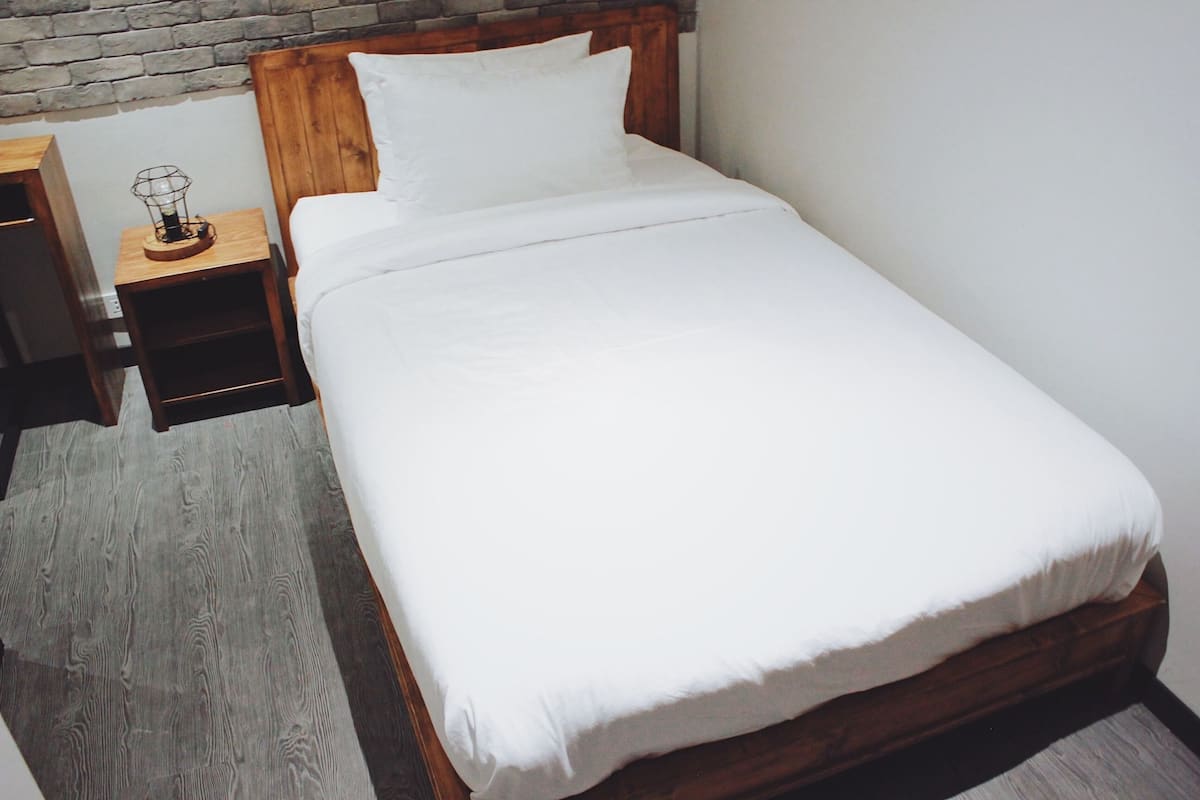 Standard-Einzelzimmer, 1 Schlafzimmer, eigenes Bad | Zimmersafe, Schreibtisch, schallisolierte Zimmer, kostenloses WLAN