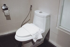 Yhden hengen standard-huone, 1 makuuhuone, oma kylpyhuone | Kylpyhuone | Suihku, ilmaiset hygieniatuotteet, pyyhkeet