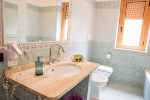 Doppelzimmer, 1 Schlafzimmer | Badezimmer | Dusche, Bidet, Handtücher