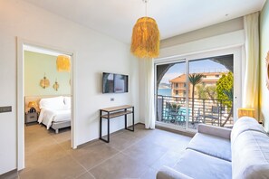 Superior suite | Een minibar, een kluis op de kamer, een bureau, gratis wifi