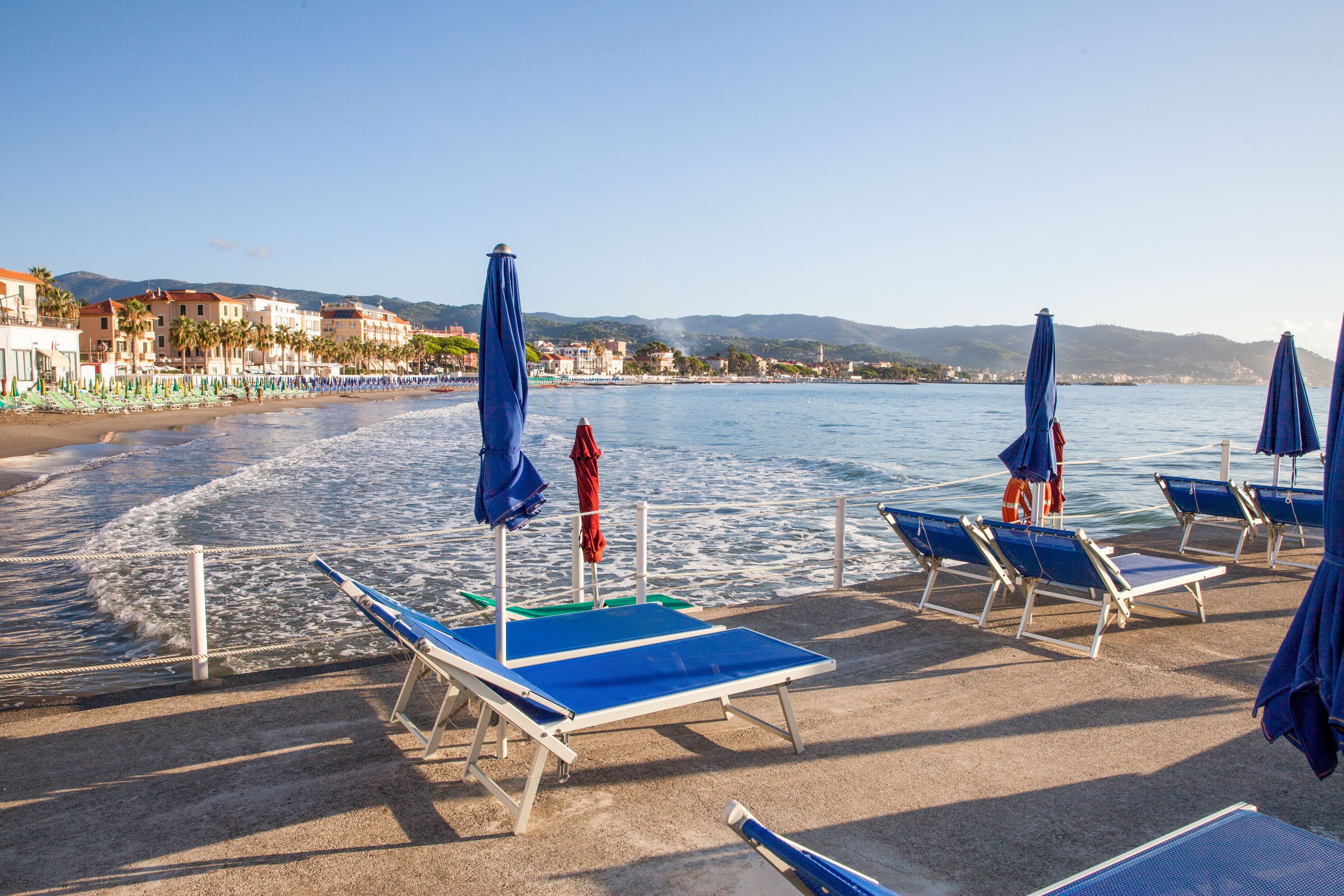 Plage privée à proximité, chaises longues, parasols, bar de plage