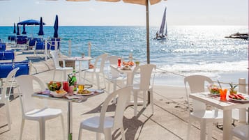 Quầy bar trên bãi biển