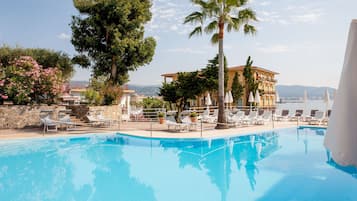 Una piscina al aire libre de temporada