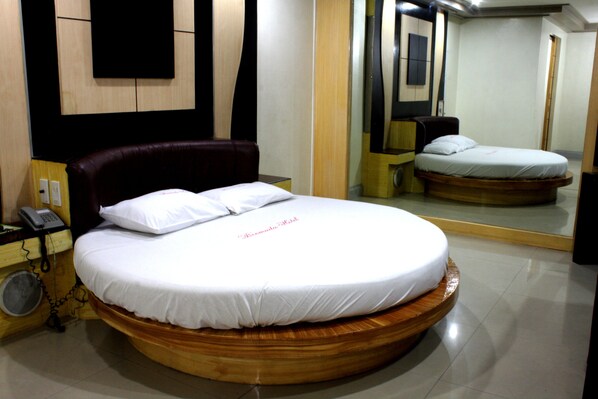 Garage Room | Iron/ironing board, free WiFi