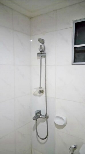 Bathroom shower - Bermuda Hotel and Restaurant (Mandaluyong)