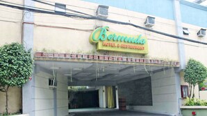 Un bâtiment sur lequel on peut lire l’inscription suivante : « Hôtel et restaurant de Bermude ».