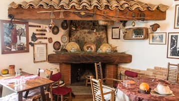 Petit déjeuner, déjeuner et dßner servis sur place, vue sur la piscine