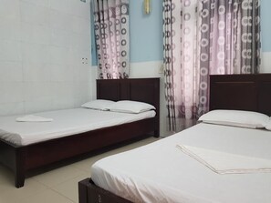 Desk, soundproofing, free WiFi - Anh Xuan Guesthouse (Hue)
