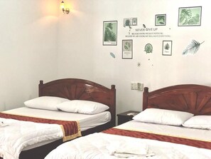 Desk, soundproofing, free WiFi - Anh Xuan Guesthouse (Hue)