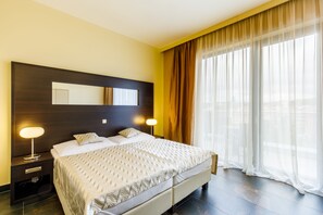 Apartment, 3 Bedrooms, Balcony | 1 bilik tidur, peti besi dalam bilik, langsir/tirai gelap terus 