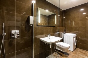 Apartment, 3 Schlafzimmer, Balkon | Badezimmer | Regendusche, kostenlose Toilettenartikel, Haartrockner, Bidet