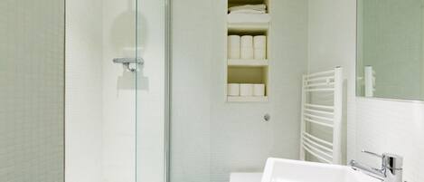 Appartement, 1 chambre | Salle de bain | Articles de toilette (gratuits), serviettes fournies