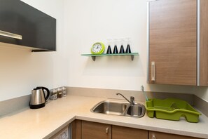 Private kitchen - Birmingham Serviced Apartment - The Qube (Birmingham)