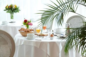 Tägliches Frühstücksbuffet (12 EUR pro Person)