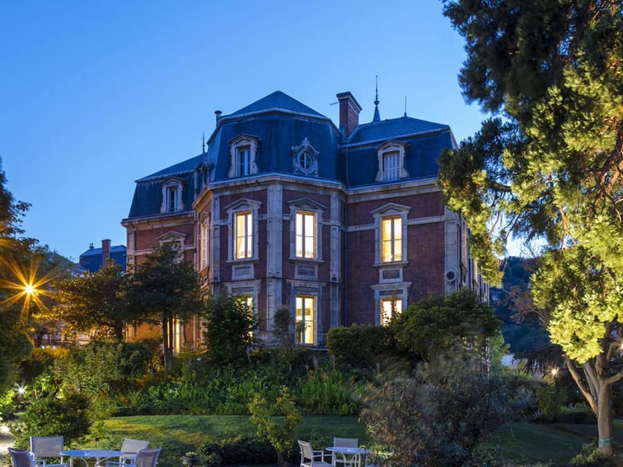 Vista frontal de la propiedad por la tarde o noche