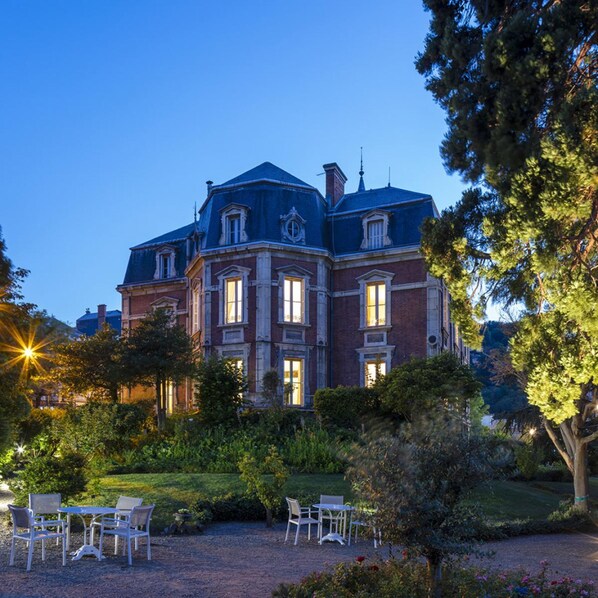 Voorkant accommodatie - avond/nacht