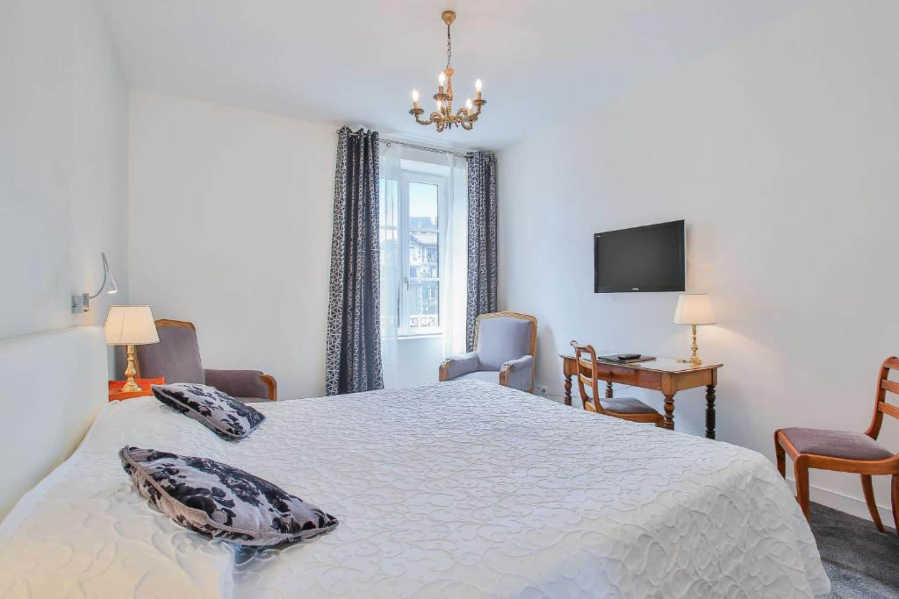 comfort double room, 1 double bed, non smoking | in-room safe, blackout curtains, soundproofing, iron/ironing board