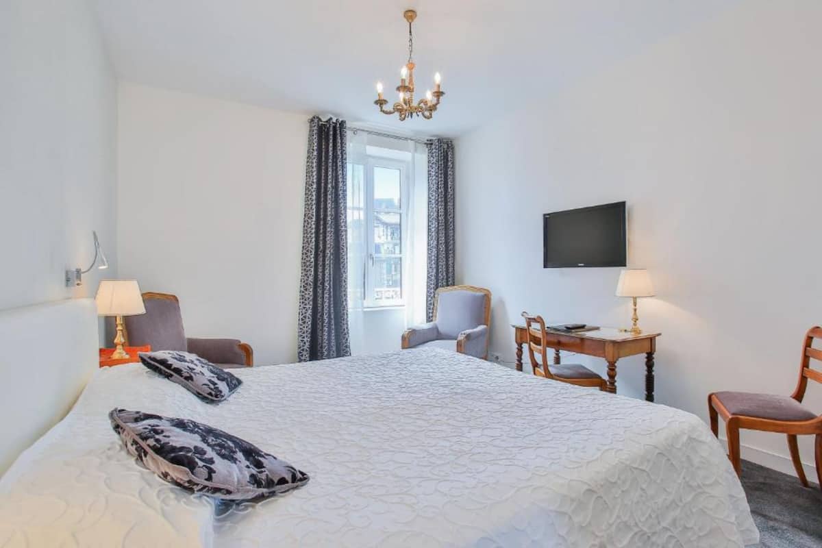 comfort double room, 1 double bed, non smoking | in-room safe, blackout curtains, soundproofing, iron/ironing board